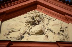Un dettaglio del rilievo di San Giorgio che combatte con il drago sulla facciata della Basilica di San Giorgio a Praga.