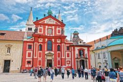 Turisti davanti alla Basilica di San Giorgio, all'interno del compleso del Castello di Praga - foto © Roman Babakin / Shutterstock.com