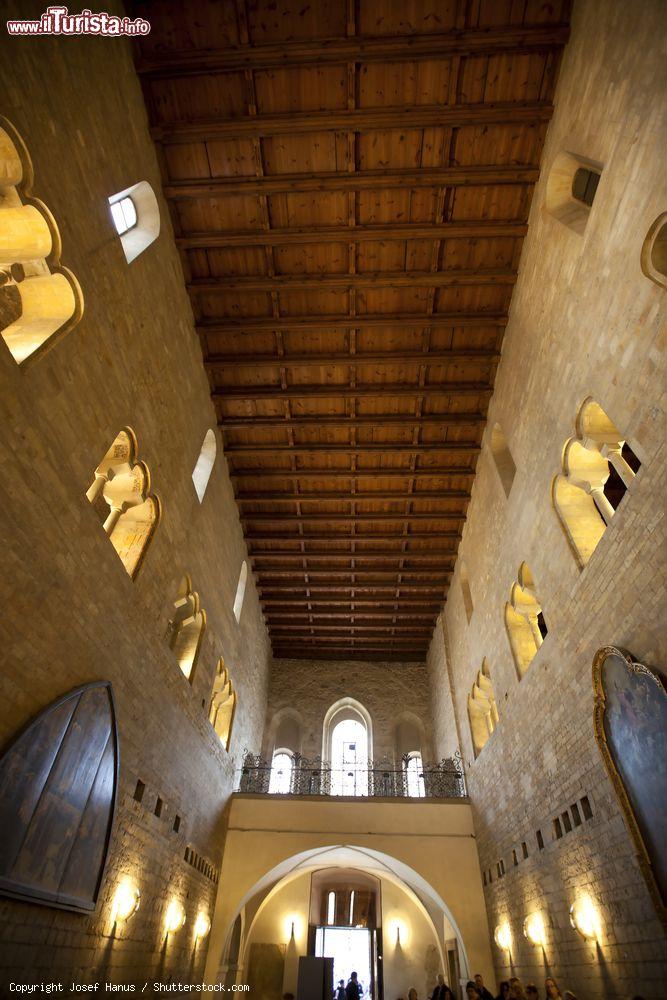 Immagine Praga: l'interno della Basilica di San Giorgio, fondata nel 920 d.C. da Vratislav I, duca di Boemia - foto © Josef Hanus / Shutterstock.com