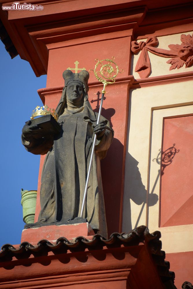 Immagine La statua Mlada Premyslid si trova sulla facciata della Basilica di San Giorgio, all'interno del complesso del Castello di Praga.