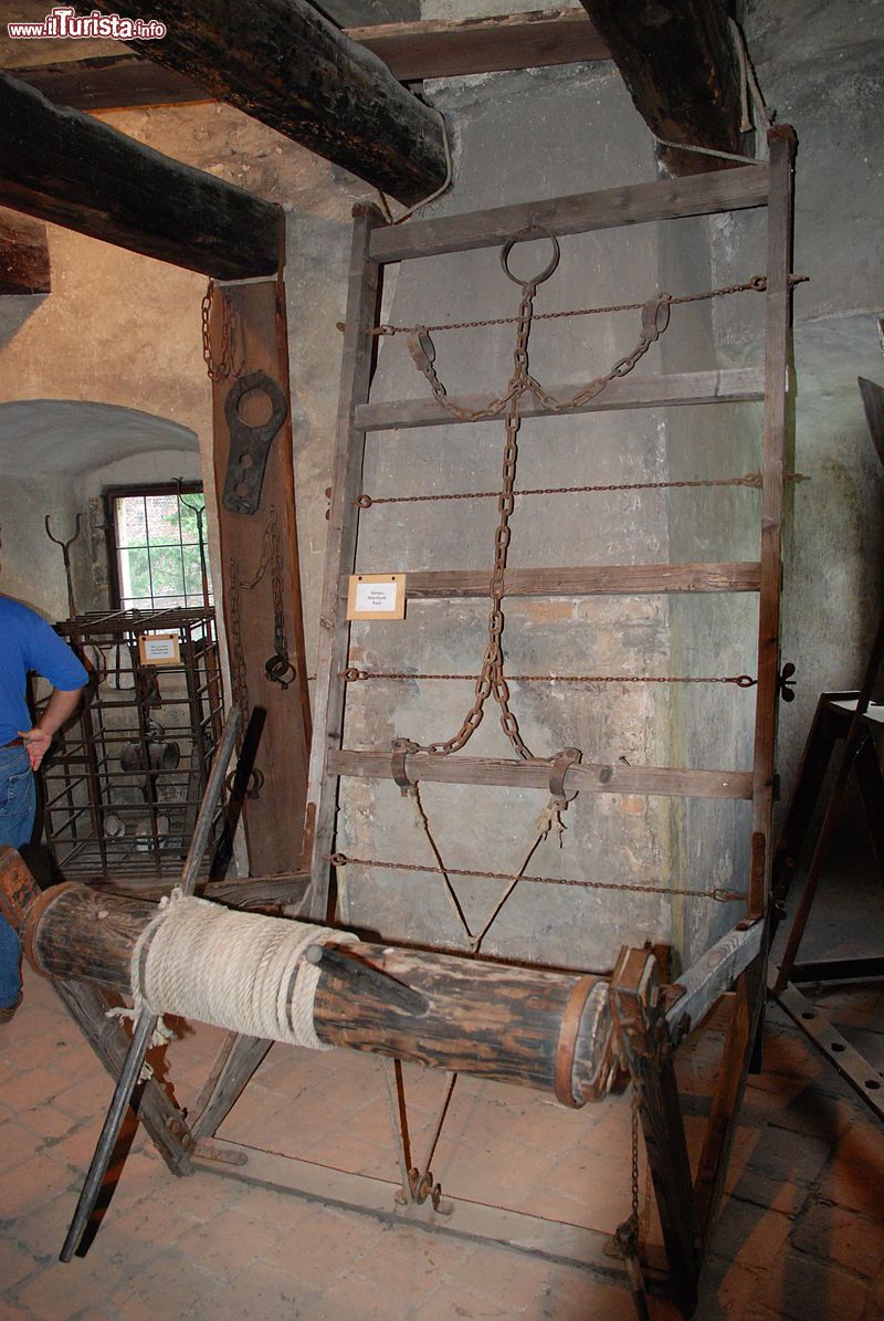 Immagine La sala degli strumenti di tortura nei sotterranei della Torre di Dalibor a Praga (Repubblica Ceca) - foto © Janmad - CC BY 3.0, Wikipedia