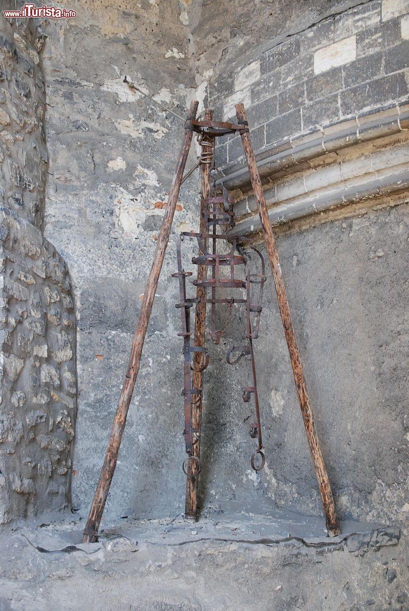Immagine Uno strumento di tortura nei sotterranei della Daliborka, la torre del Castelo di Praga che funse da prigione - foto © Janmad - CC BY 3.0, Wikipedia