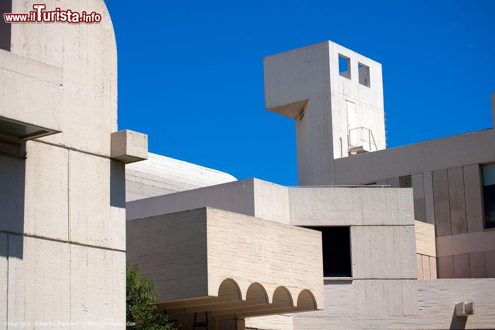 Immagine Barcellona, Fundació Joan Miró: l'edificio costruito negli anni Settanta che ospita la fondazione intitolata al grande artista catalano - foto © Alberto Masnovo / Shutterstock.com