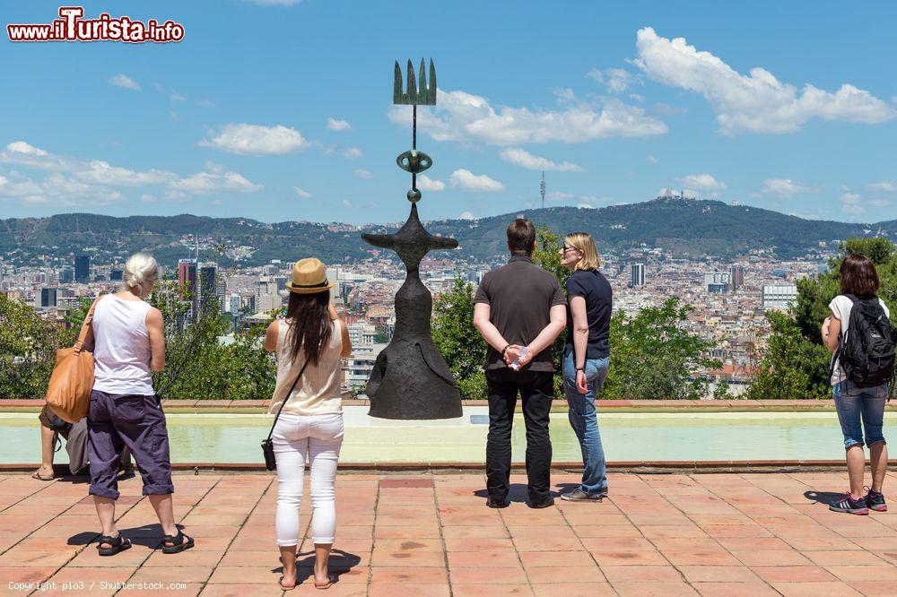 Immagine Barcellona: turisti sulla terrazza della Fundació Joan Miró. Grazie alla sua posizione sulla collina di Montjuic, si può godere di uno splendido panorama sulla città catalana - foto © pio3 / Shutterstock.com