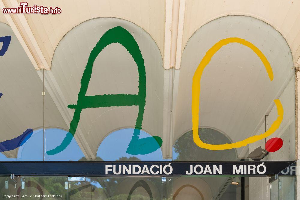 Immagine L'ingresso della Fundació Joan Miró sulla collina di Montjuic a Barcellona (Spagna) - foto © pio3 / Shutterstock.com