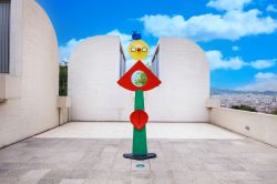 Barcellona, Spagna: una scultura della Fundació Joan Miró, museo di arte moderna del capoluogo catalano - © alionabirukova / Shutterstock.com