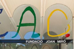 L'ingresso della Fundació Joan Miró sulla collina di Montjuic a Barcellona (Spagna) - foto © pio3 / Shutterstock.com