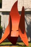 Una scultura in ferro denominata Quatre Ales, del 1972, realizzata da Alexander Calder ed esposta fuori dalla Fundació Joan Miró a Barcellona - foto © Alberto Masnovo / Shutterstock.com ...