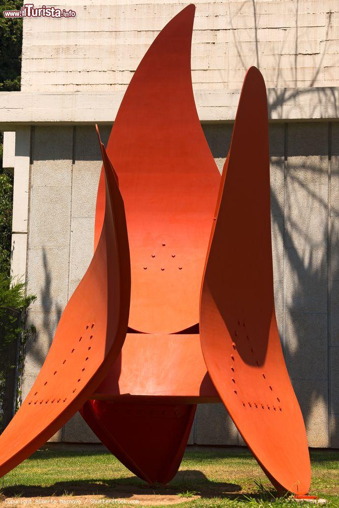 Immagine Una scultura in ferro denominata Quatre Ales, del 1972, realizzata da Alexander Calder ed esposta fuori dalla Fundació Joan Miró a Barcellona - foto © Alberto Masnovo / Shutterstock.com