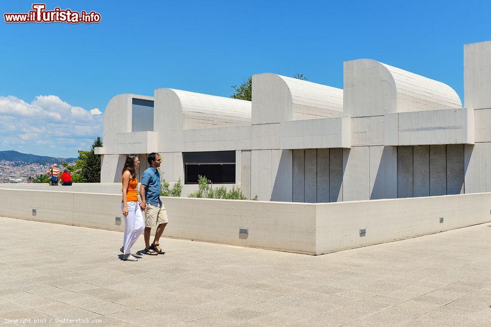 Immagine Turisti sulla terrazza della Fundació Joan Miró a Barcellona. L'edificio del museo fu progettato dall'architetto Josep Lluís Sert - foto © pio3 / Shutterstock.com