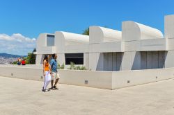 Turisti sulla terrazza della Fundació Joan Miró a Barcellona. L'edificio del museo fu progettato dall'architetto Josep Lluís Sert - foto © pio3 / Shutterstock.com ...