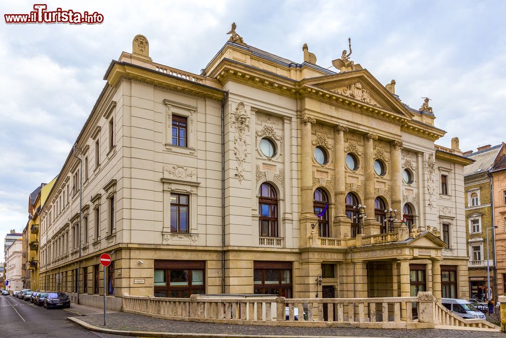 Immagine L'elegante Budai Vigado, il teatro neoclassico nel quartiere di Vizivaros a Budapest (Ungheria).