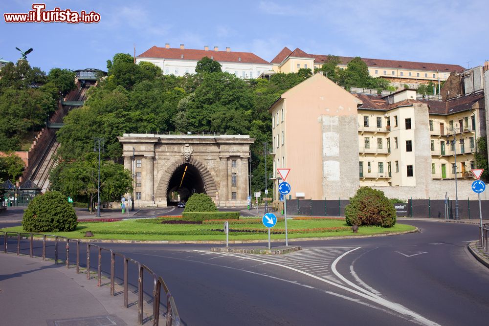 Immagine Budapest: Clark Adam ter è una rotonda posta di fronte alla galleria scavata nella collina del Castello.