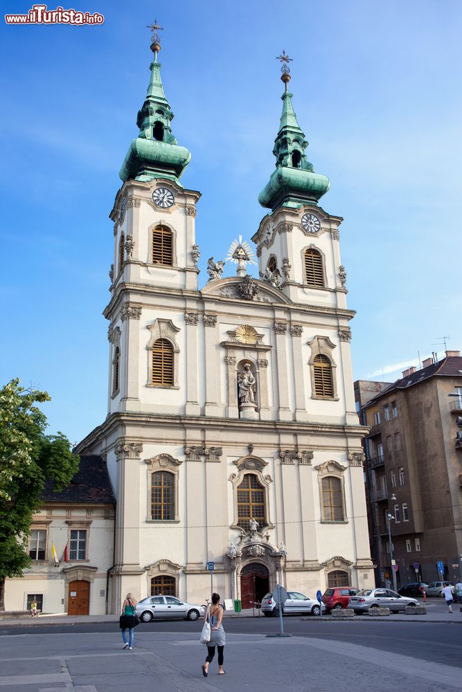 Immagine La chiesa di Sant'Anna (Szent Anna templom) sulla Piazza Batthyany nel quartiere Vizivaros a Budapest, Ungheria.