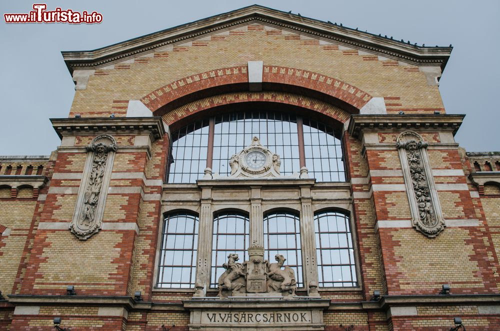 Immagine La facciata dell'edificio del mercato (Vi. Vasarcsarnok) in Batthyany ter, nel cuore del quartiere di Vizivaros a Budapest.