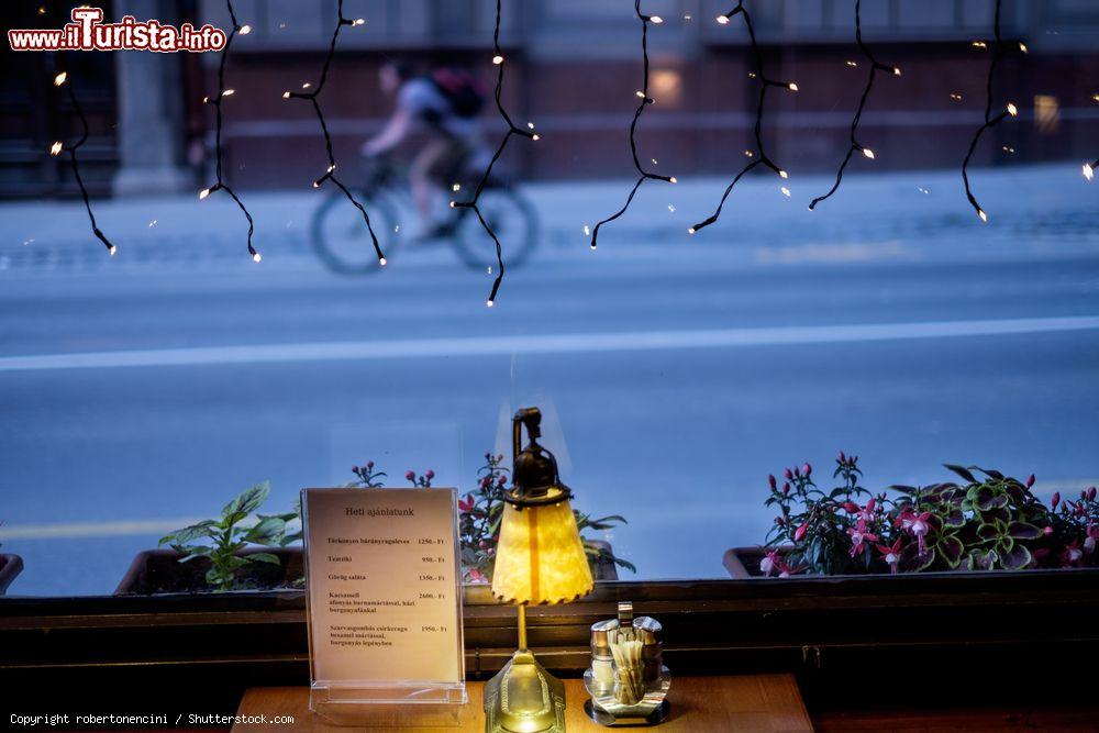 Immagine La trattoria Lanchid Sorozonella in Fo utca, la strada principale del quartiere di Vizivaros a Budapest - foto © robertonencini / Shutterstock.com