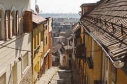 Una caratteristica strada ciottolata del quartiere di Vizivaros a Budapest (Ungheria).