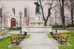 Corvin ter, nel quartiere Vizivaros a Budapest, circondata da edifici barocchi e sul lato nord dal teatro neoclassico Budai Vigadò.