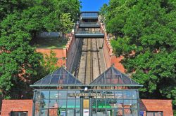 La stazione della funicolare Budavari Siklo nel quartiere Vizivaros a Budapest, Ungheria.