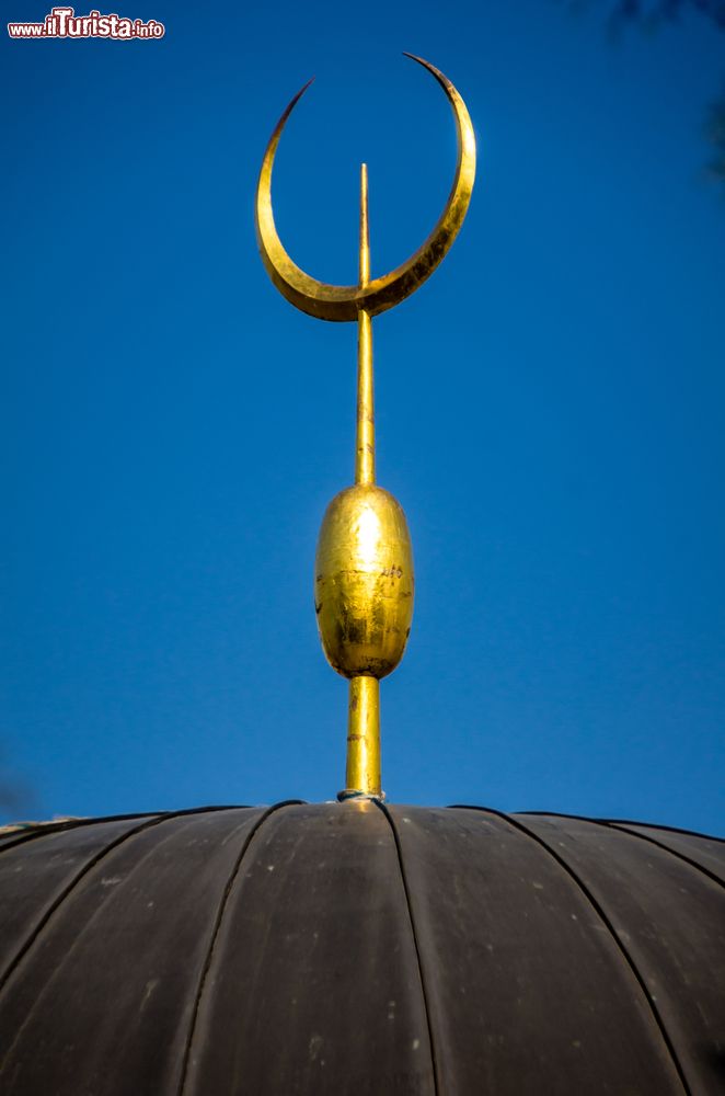 Immagine La luna crescente turca sulla tomba di Gul Baba, in Mecset Utca 14. La tomba di questo monaco sufi che partecipò alla conquista turca di Buda è meta di pellegrinaggio da parte dei musulmani.