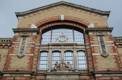 La facciata dell'edificio del mercato (Vi. Vasarcsarnok) in Batthyany ter, nel cuore del quartiere di Vizivaros a Budapest.
