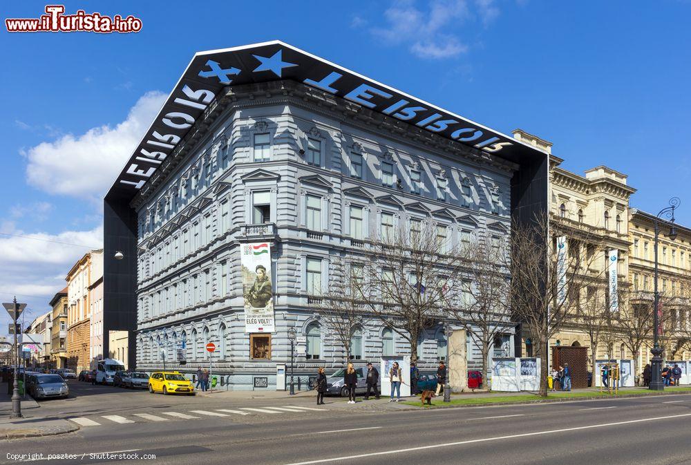 Immagine La facciata della Casa del Terrore a Budapest. Il museo, ospitato in un palazzo neo rinascimentale al civico 60 di Andrassy Ut, era il quartiere generale della polizia politica prima nazista e poi comunista - foto © posztos / Shutterstock.com