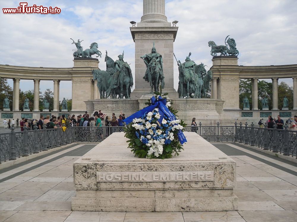 Immagine Il Monumentio del Millennio si trova nella piazza degli Eroi (Hosolk Tere) al termine di Andrassy Ut nel centro di Budapest