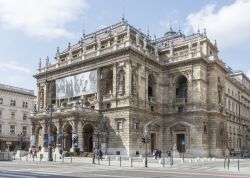 Al civico 22 di Andrassy Ut a Budapest si può vedere il Teatro dell’Opera (Magyar Allami Operahaz) costruito fra il 1875 e il 1884 in stile rinascimentale - foto © posztos ...