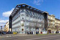 La facciata della Casa del Terrore a Budapest. Il museo, ospitato in un palazzo neo rinascimentale al civico 60 di Andrassy Ut, era il quartiere generale della polizia politica prima nazista ...