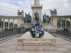 Il Monumentio del Millennio si trova nella piazza degli Eroi (Hosolk Tere) al termine di Andrassy Ut nel centro di Budapest