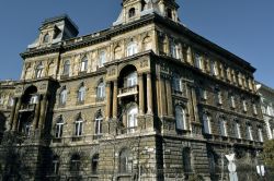 Un palazzo storico che si affaccia su Andrassy Ut, la principale via del centro di Budapest (Ungheria)