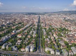 Una foto panoramica di Budapest dove si può notare la lunga Andrassy Ut che taglia in due la città.