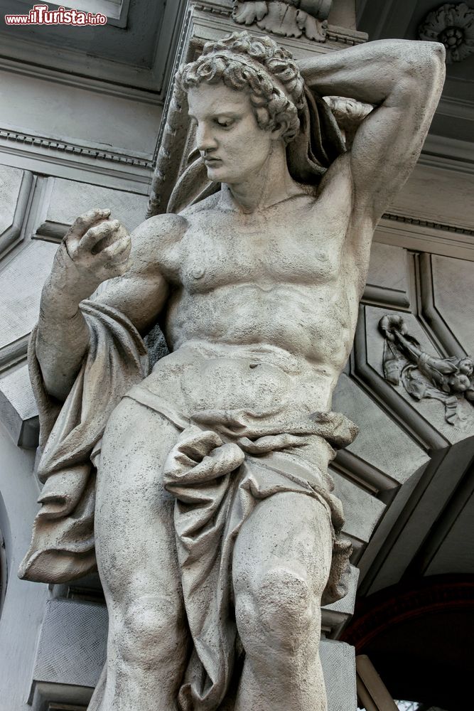 Immagine La statua di Atlante in un edificio lungo Andrassy Ut, nel centro di Budapest, Ungheria.