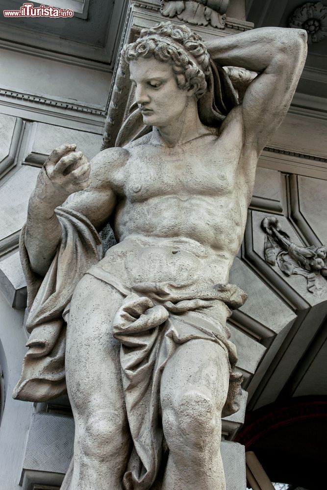 Immagine La statua di Atlante in un edificio lungo Andrassy Ut, nel centro di Budapest, Ungheria.
