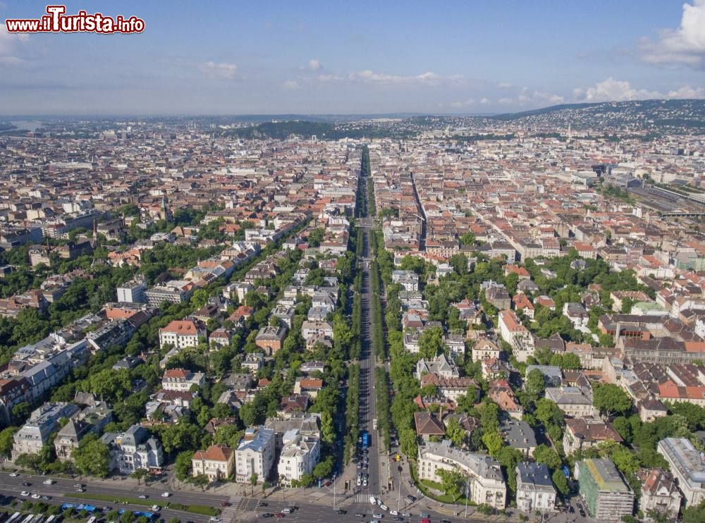 Immagine Una foto panoramica di Budapest dove si può notare la lunga Andrassy Ut che taglia in due la città.