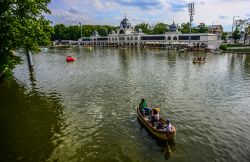 Il Parco Varosliget fu voluto dall’imperatrice Maria Teresa nel XVIII secolo. Oggi il parco è molto frequentato perché offre riparo dal caldo nell'estate di Budapest ...