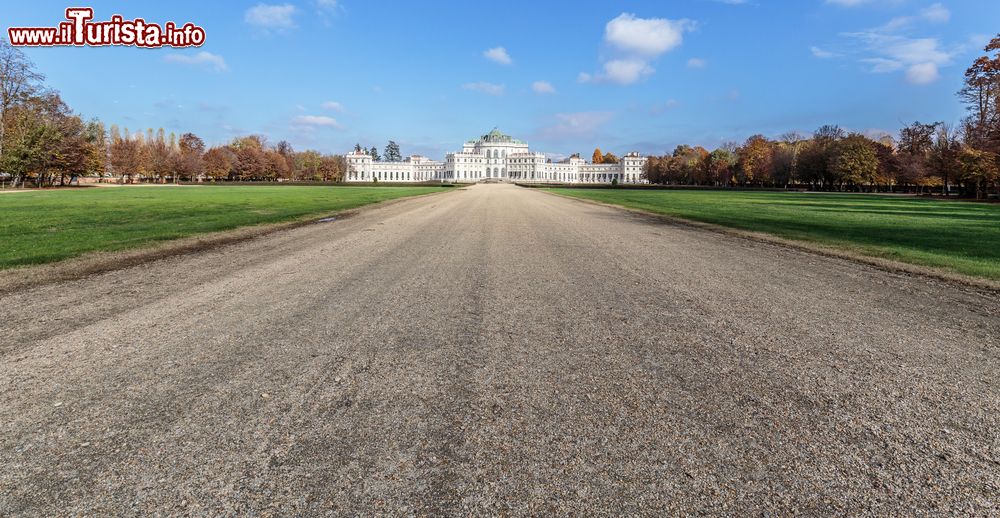 Immagine La strada d'accesso alla Palazzina di Caccia di Stupinigi (Nichelino), alle porte di Torino.