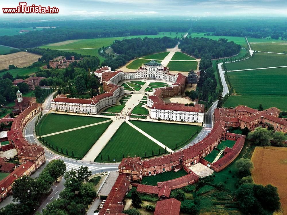 Immagine Un'immagine dall'alto della Palazzina di Caccia e del parco naturale nella frazione di Stupinigi (Nichelino) - foto ©  www.parchireali.gov.it