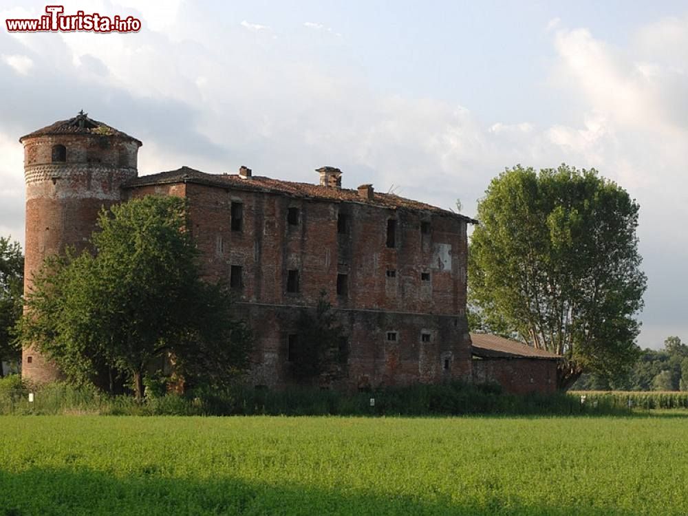 Immagine Parco di Stupinigi: il Castello di Parpaglia è una struttura trecentesca, probabile avamposto dei Cavalieri dell'Ordine di Malta.  - ©  www.parchireali.gov.it