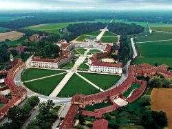 Un'immagine dall'alto della Palazzina di Caccia e del parco naturale nella frazione di Stupinigi (Nichelino) - foto ©  www.parchireali.gov.it