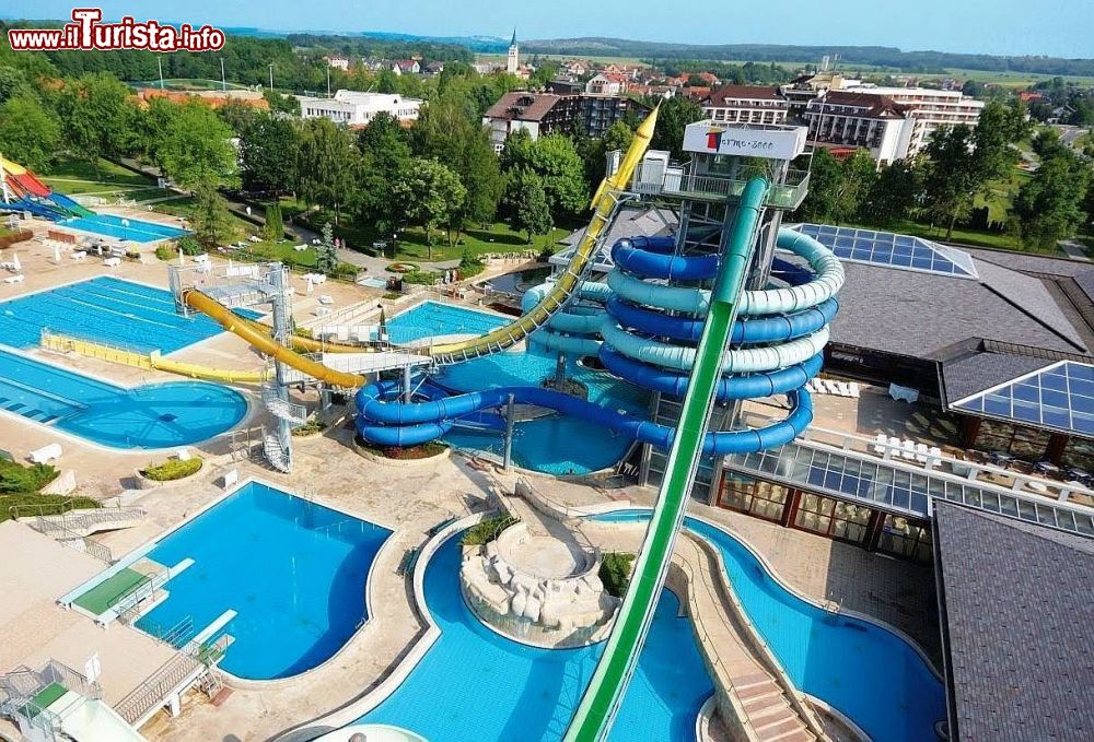 Immagine Lo stabilimento Terme 3000 a Moravske Toplice in Slovenia: in primo piano il grande parco acquatico, ideale per le famiglie con bambini