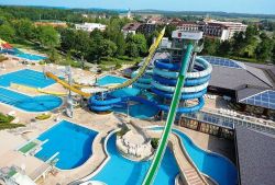 Lo stabilimento Terme 3000 a Moravske Toplice in Slovenia: in primo piano il grande parco acquatico, ideale per le famiglie con bambini