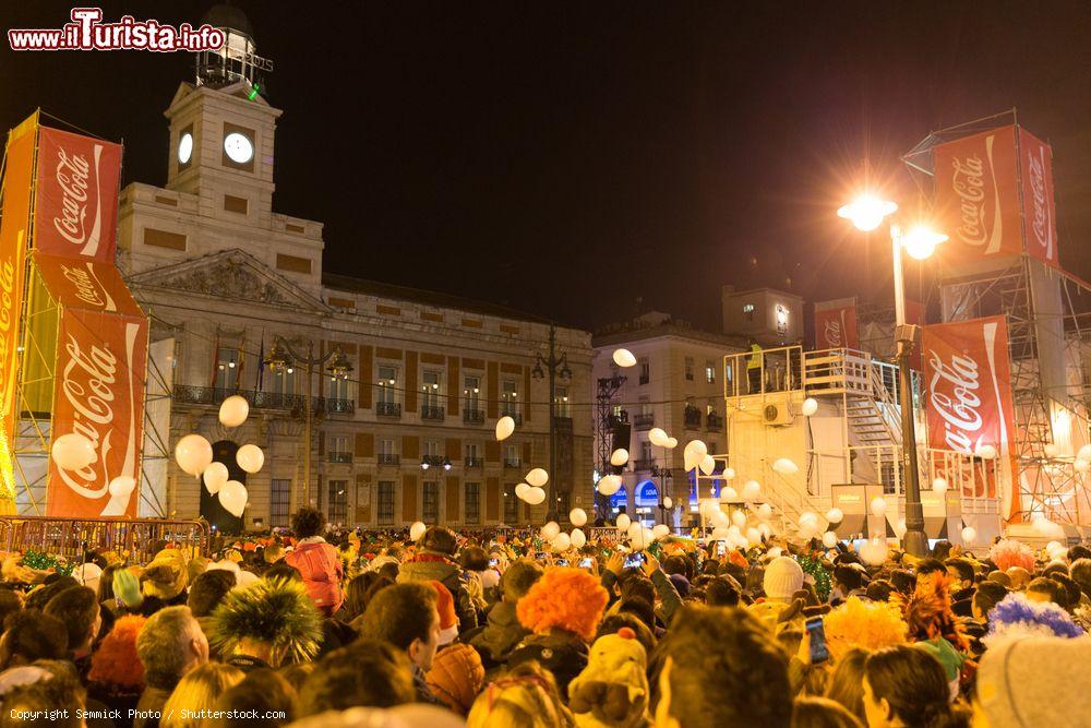 Immagine In Puerta del Sol a Madrid il 31 dicembre si festeggia l'anno nuovo che sta arrivando - foto © Semmick Photo / Shutterstock.com