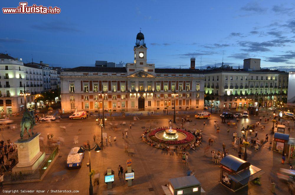 Immagine Foto notturna di Puerta del Sol, nel cuore di Madrid, dominata dalla Casa de Correos, sulla quale si trova il Reloj de Gobernación, l'orologio nazionale spagnolo - foto © Salvador Aznar / Shutterstock.com