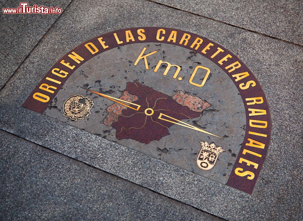 Immagine La mattonella che indica il "km 0" delle strade spagnole in Puerta del Sol, la piazza più famosa di Madrid.