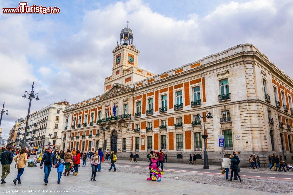 Immagine La Real Casa de Correos è il più antico edificio della Puerta del Sol a Madrid (Spagna). Fu costruita alla fine del XVIII secolo - foto © trabantos / Shutterstock.com