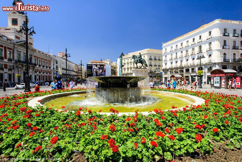Immagine Madrid: una delle fontane in Puerta del Sol, la piazza che segna il km 0 delle strade spagnole - foto © Nanisimova / Shutterstock.com