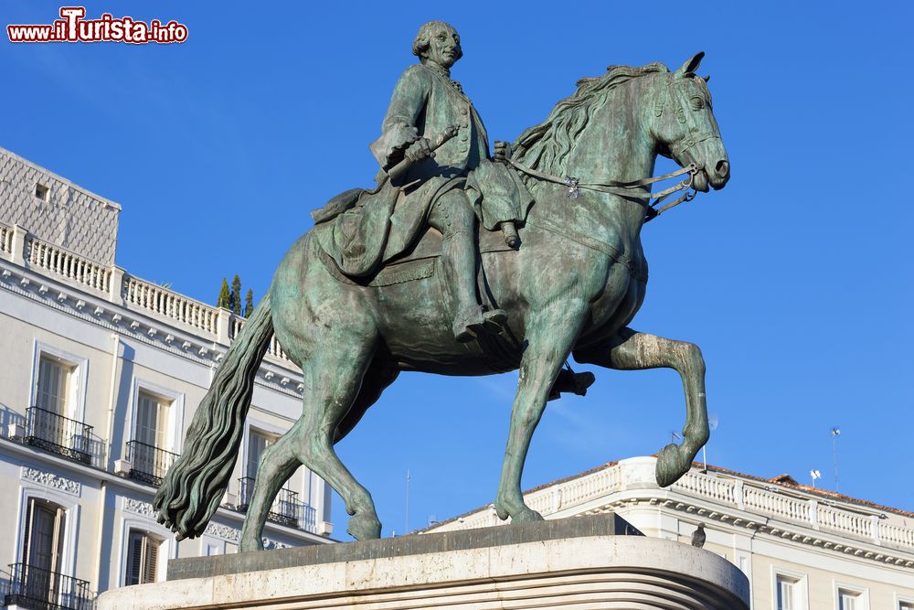 Immagine Il monumento a Carlo III in Puerta del Sol a Madrid è realizzato in bronzo e fu inaugurato nel 1994.