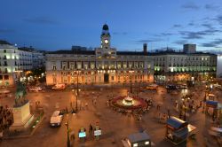 Foto notturna di Puerta del Sol, nel cuore di Madrid, dominata dalla Casa de Correos, sulla quale si trova il Reloj de Gobernación, l'orologio nazionale spagnolo - foto © Salvador ...