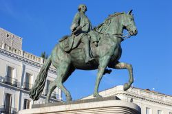Il monumento a Carlo III in Puerta del Sol a Madrid è realizzato in bronzo e fu inaugurato nel 1994.